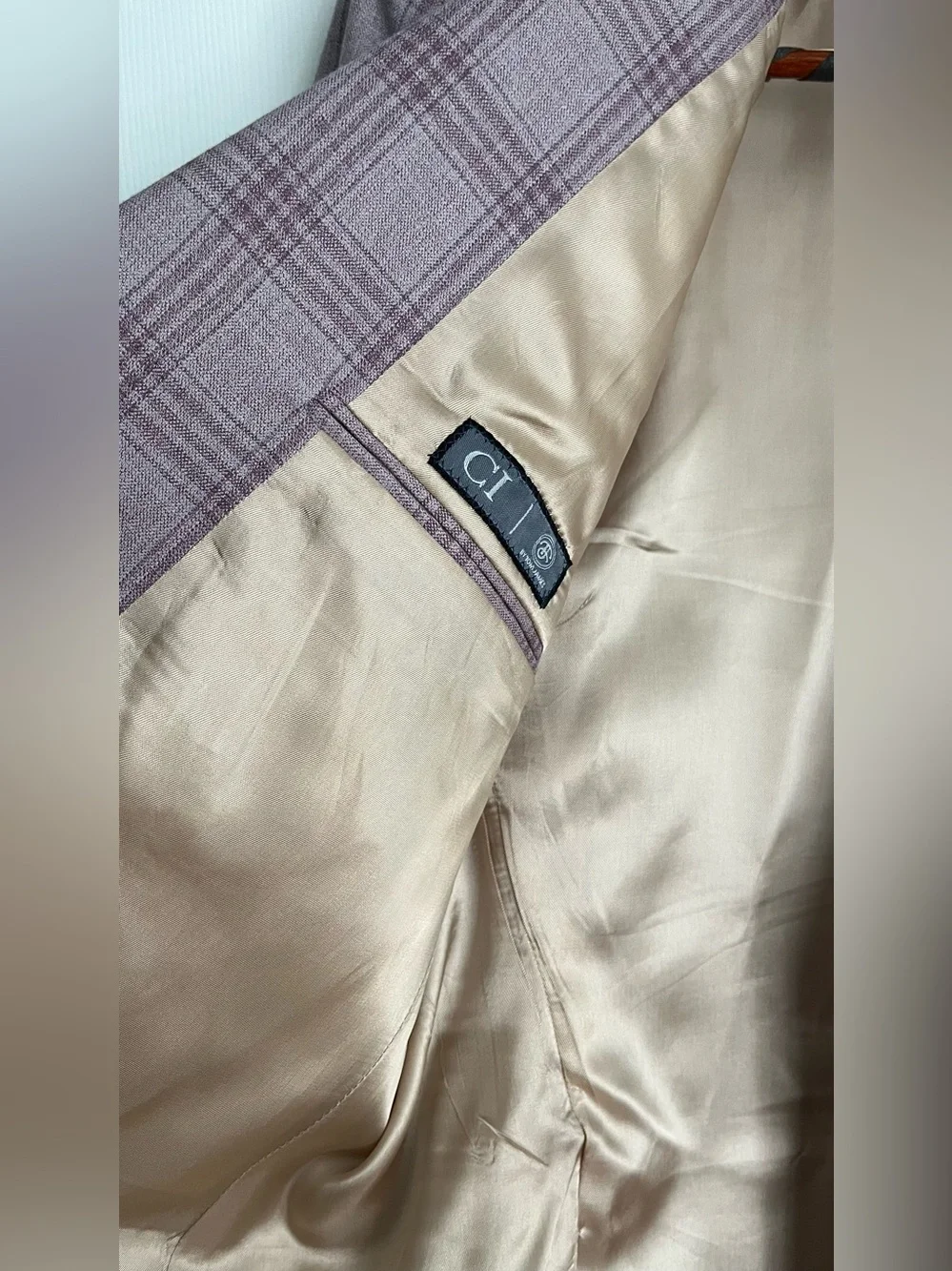 Tom James, Men’s Custom made Wool sport coat in gray/purple plaid, size 48R